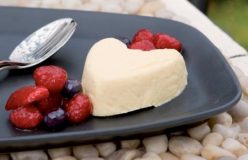 Vanilla cream hearts with fresh berries